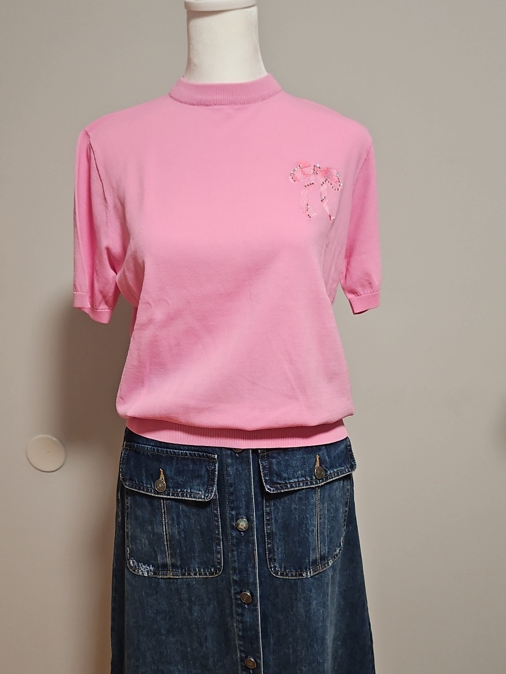 Women's Pink Short-Sleeve Knit Top with Subtle Embellishment